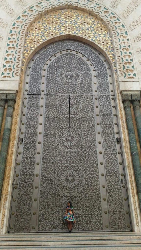 Photo of me wearing a colourful dress in front of the Hassan II Mosque, in Casablanca, Morocco.

Foto de mim vestindo um vestido colorido na frente da Mesquita Hassan II, em Casablanca, Marrocos.