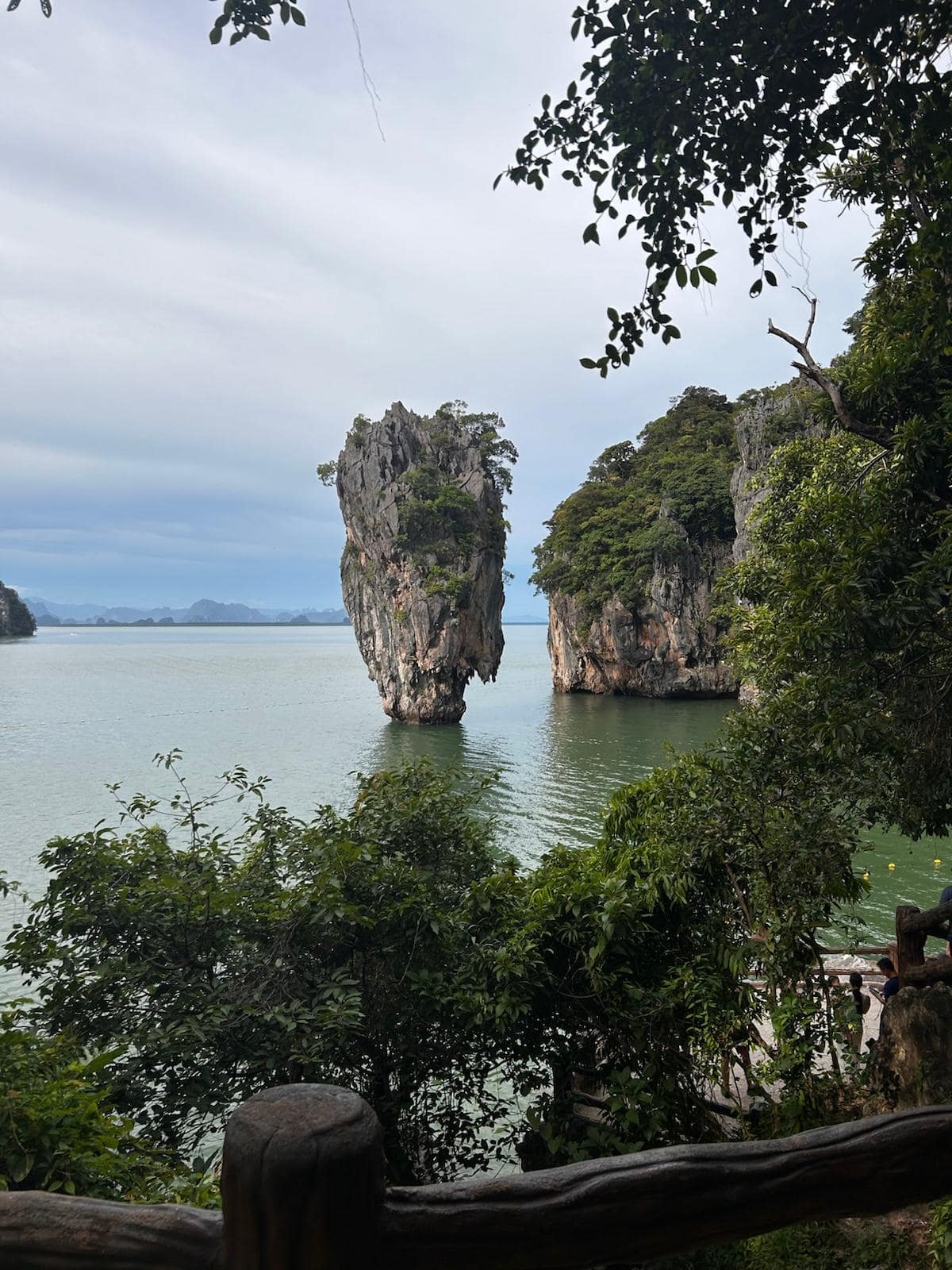 Photo of James Bond Island, in Phang Nga Bay, Thailand. Foto da ilha James Bond, na baía de Phang Nga, Tailândia.