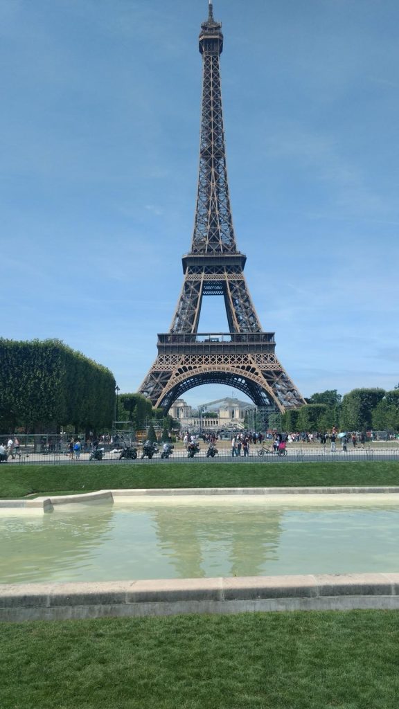 Photo of the Eiffel Tower in Paris, France.

Foto da Torre Eiffel em Paris, França.