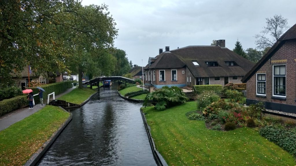 Photo of a house at the corner, with a beautiful garden and a bridge in Giethoorn, the Netherlands.

Foto de uma casa na esquina, com um lindo jardim e uma ponte em Giethoorn, Holanda.