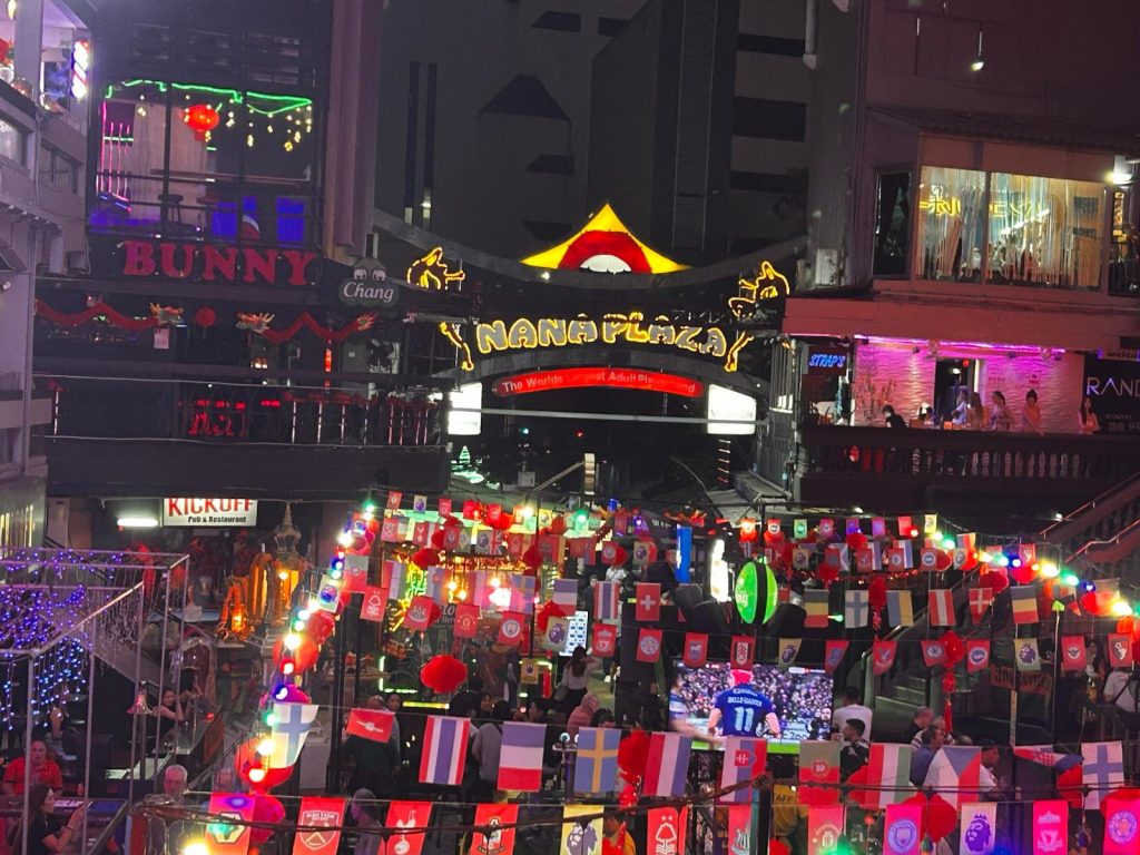 Photo of Nana Plaza, a prostitution shopping centre in Bangkok, Thailand. Foto do Nana Plaza, um shopping center de prostituição em Bangkok, Tailândia.