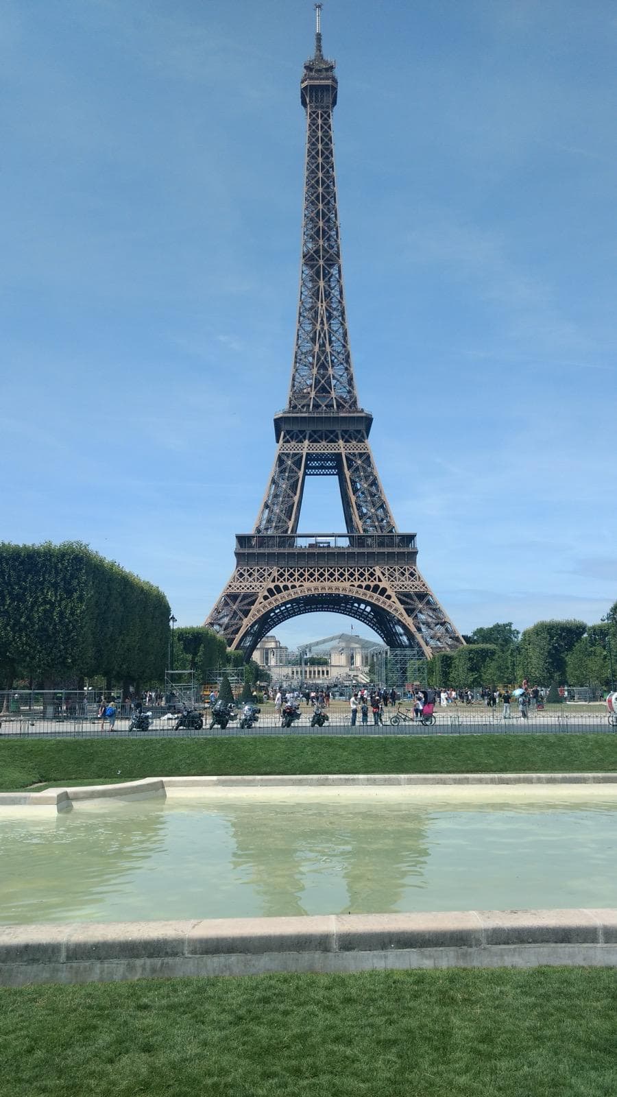 Photo of the Eiffel Tower in Paris, France. Foto da Torre Eiffel em Paris, França.