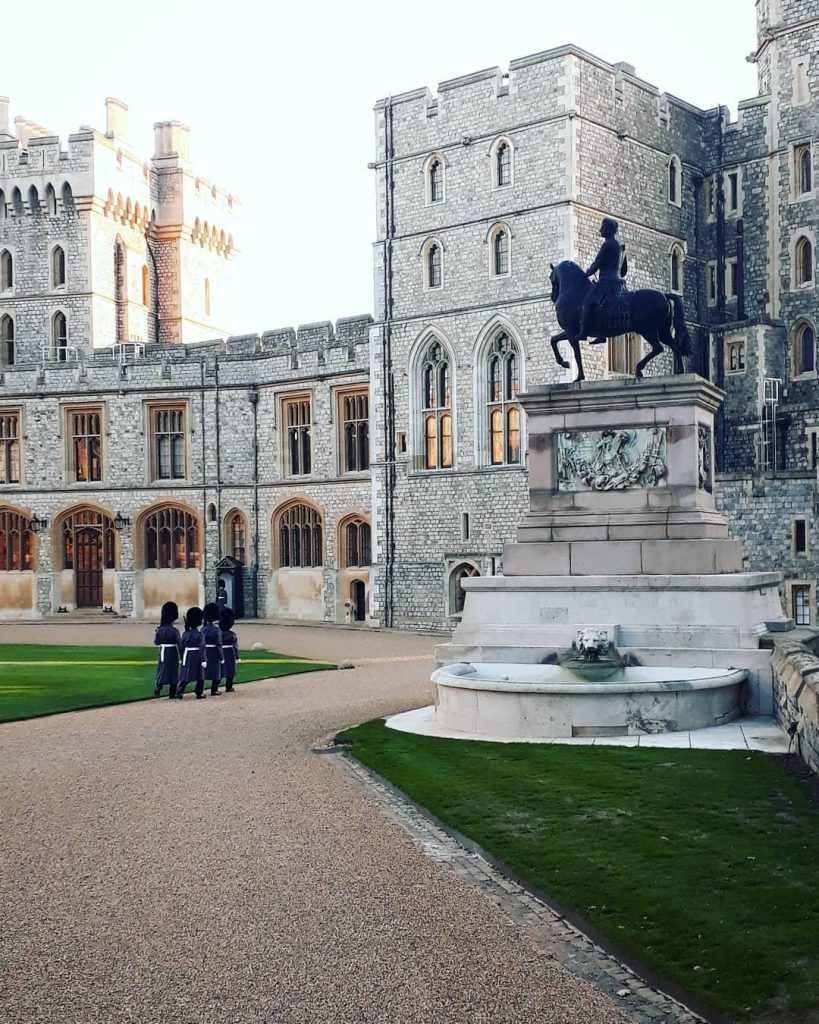Photo of a horse statue on Windsor Castle, in Windsor, England. Foto de uma estátua de cavalo no Castelo de Windsor, em Windsor, Inglaterra.