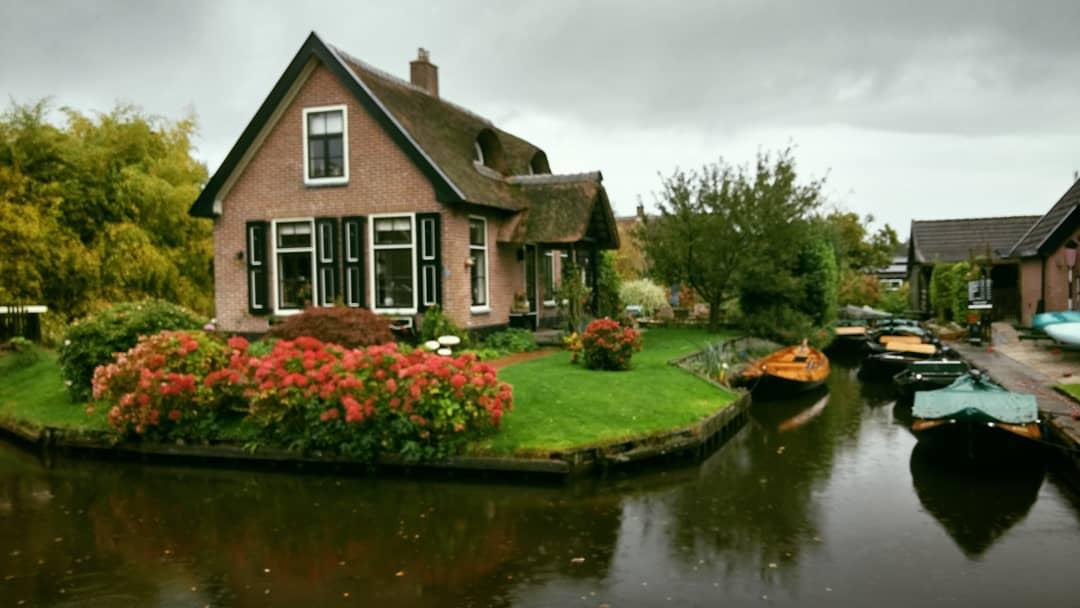 Photo of a beautiful house and garden in Giethoorn, The Netherlands. Foto de uma bela casa e jardim em Giethoorn, na Holanda.