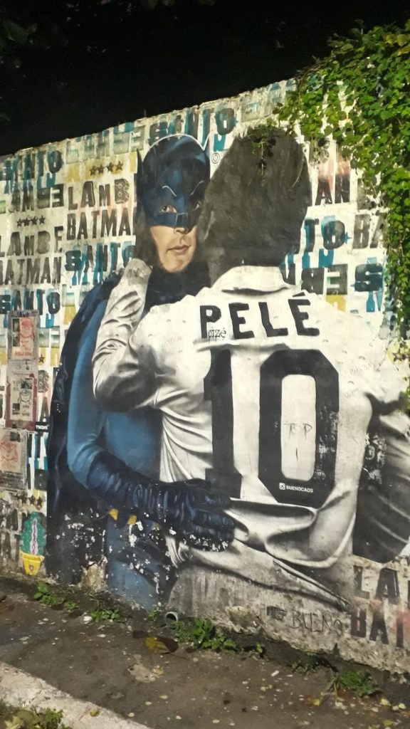 Dicas-para-a-Ámérica-do-Sul Photo of a graffiti with the footballer Pelé hugging Batman in a romantic way, at Beco do Batman in São Paulo, Brazil. Foto de um graffite com o jogador de futebol Pelé abraçando romanticamente o Batman, no Beco do Batman em São Paulo, Brasil.