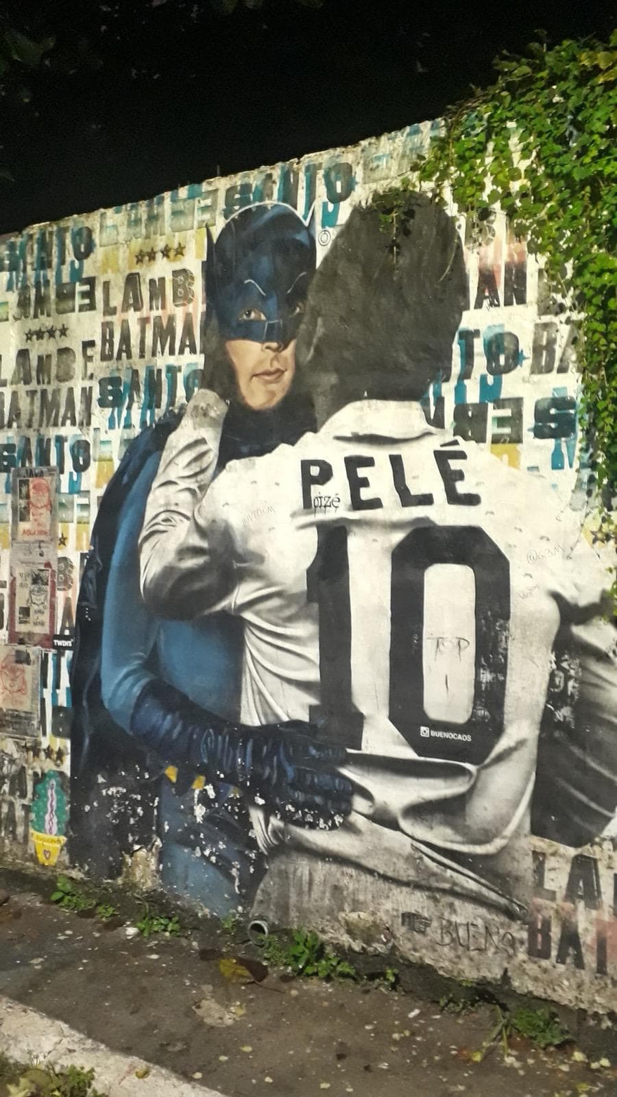 Photo of a graffiti with the footballer Pelé hugging Batman in a romantic way, at Beco do Batman in São Paulo, Brazil. Foto de um graffite com o jogador de futebol Pelé abraçando romanticamente o Batman, no Beco do Batman em São Paulo, Brasil.