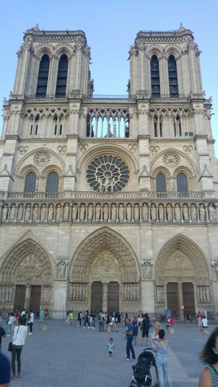Photo of the Notre Dame Cathedral entry, in Paris, France. Foto da entrada da Catedral de Notre Dame, em Paris, França.