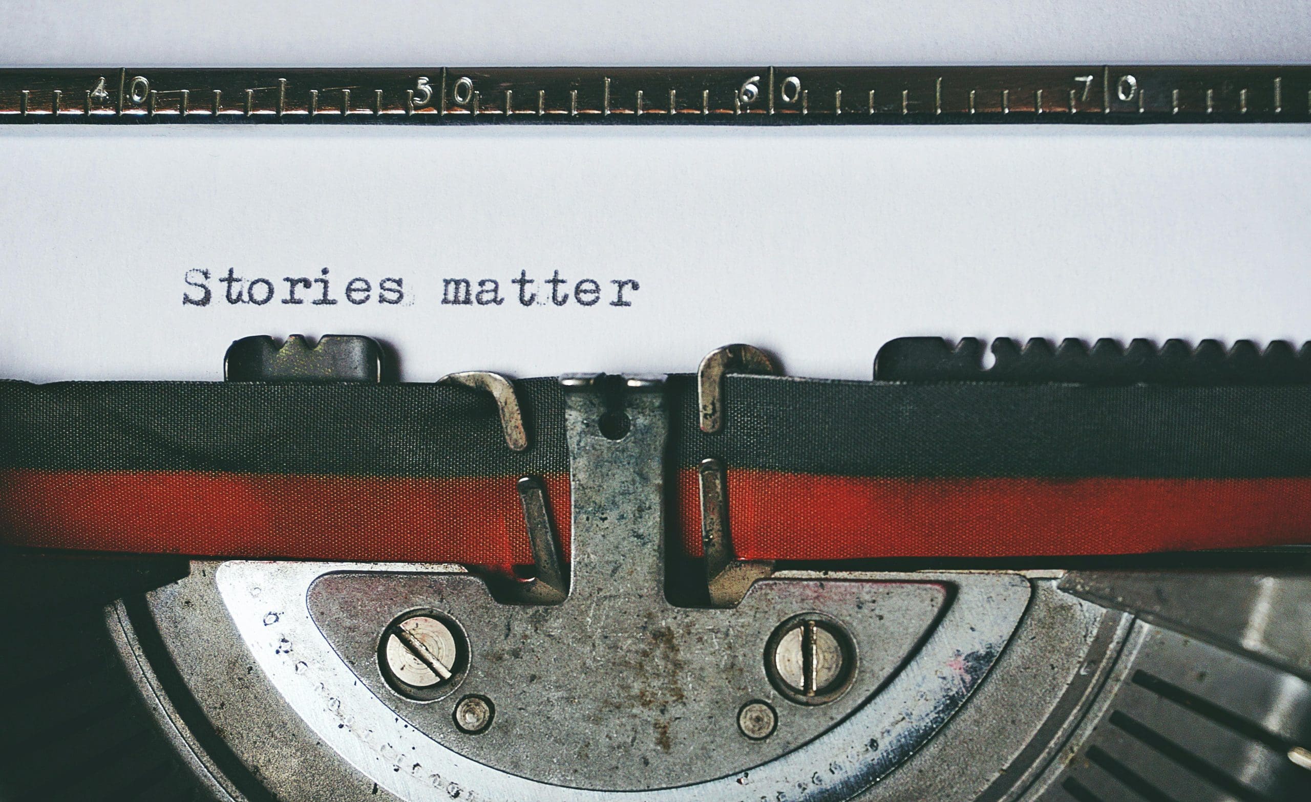 Photo by Suzy Hazelwood of a typewriter writing "Stories Matter" over a white sheet.

Foto de Suzy Hazelwood de uma máquina de escrever escrevendo "Histórias Importam" em uma folha branca.
